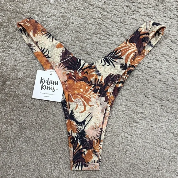 Kulani Kini’s bikini - Picture 6 of 7